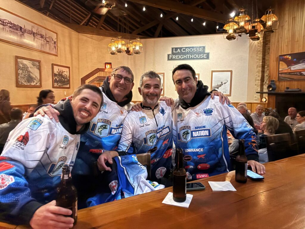 Jordi Martí junto a su padre también jordi Martì, que colabora en las labores de logística, con Rubén Tarazona y Jordi Torres durante el Bass Nation Championship en Estados Unidos. en uno de los momentos de ocio que hay en el campeonato